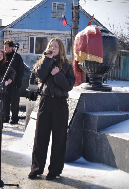 Марина Филиппова: В Новоайдаре прошёл митинг-концерт в честь Дня защитника Отечества Марина Филиппова: В Новоайдаре прошёл митинг-концерт в честь Дня защитника Отечества