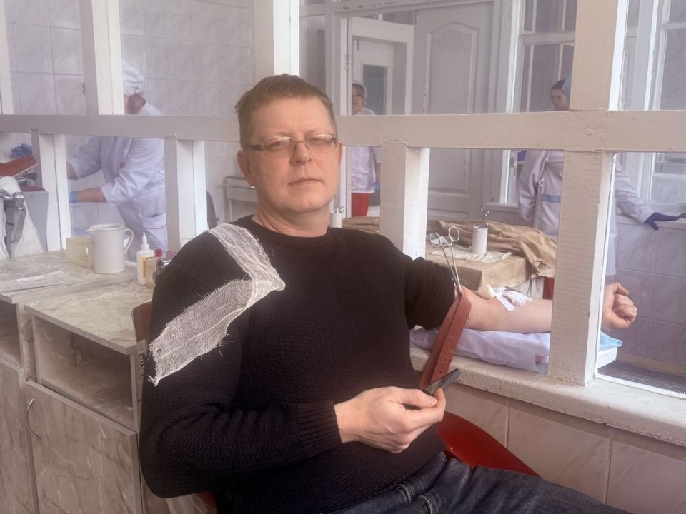 В Кировске единороссы в поддержку военнослужащих сдали кровь В Кировске единороссы в поддержку военнослужащих сдали кровь