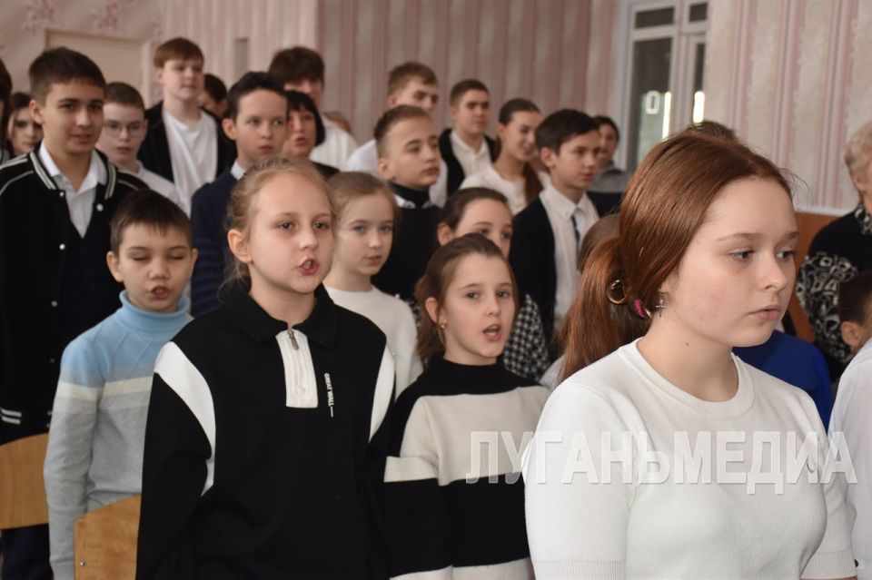 В Стаханове открыли Парту Героя В Стаханове открыли Парту Героя