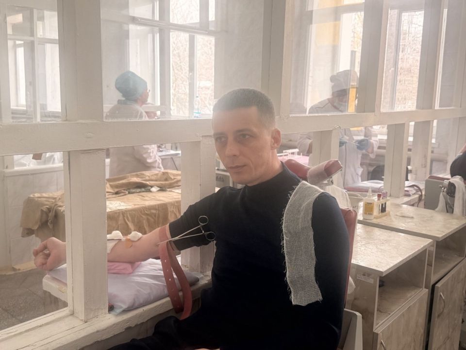 В Кировске единороссы в поддержку военнослужащих сдали кровь В Кировске единороссы в поддержку военнослужащих сдали кровь