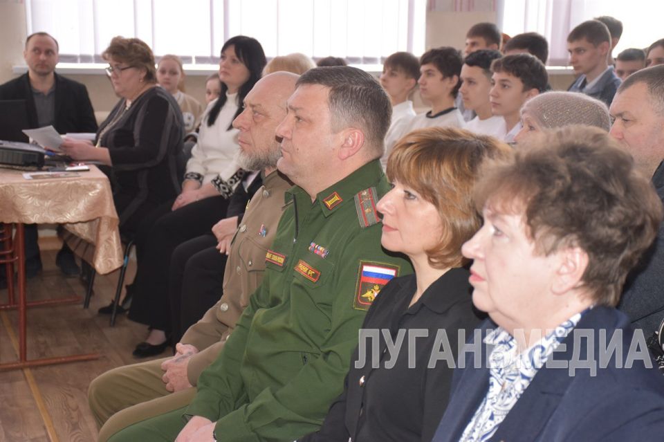 В Стаханове открыли Парту Героя В Стаханове открыли Парту Героя