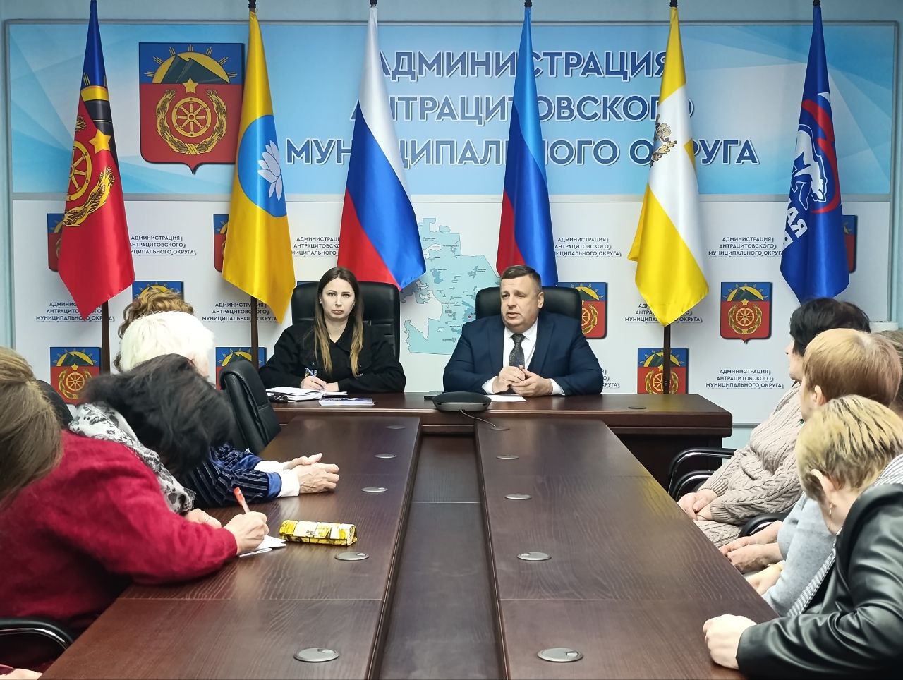В Администрации Антрацитовского МО состоялась встреча депутата Народного Совета ЛНР Алексея Артеменко с ветеранским активом округа