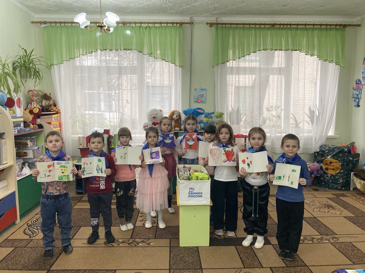 Накануне празднования Дня защитника Отечества в Антрацитовском детском саду № 13 «Барвинок» в течение нескольких дней проходила патриотическая акция «Подари тепло солдату», инициированная партией «Единая Россия» Накануне празднования Дня защитника Отечества в Антрацитовском детском саду № 13 «Барвинок» в течение нескольких дней проходила патриотическая акция «Подари тепло солдату», инициированная партией «Единая Россия»