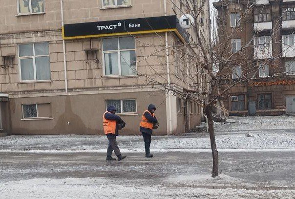 Дорожники Алчевска устраняют последствия гололеда Дорожники Алчевска устраняют последствия гололеда