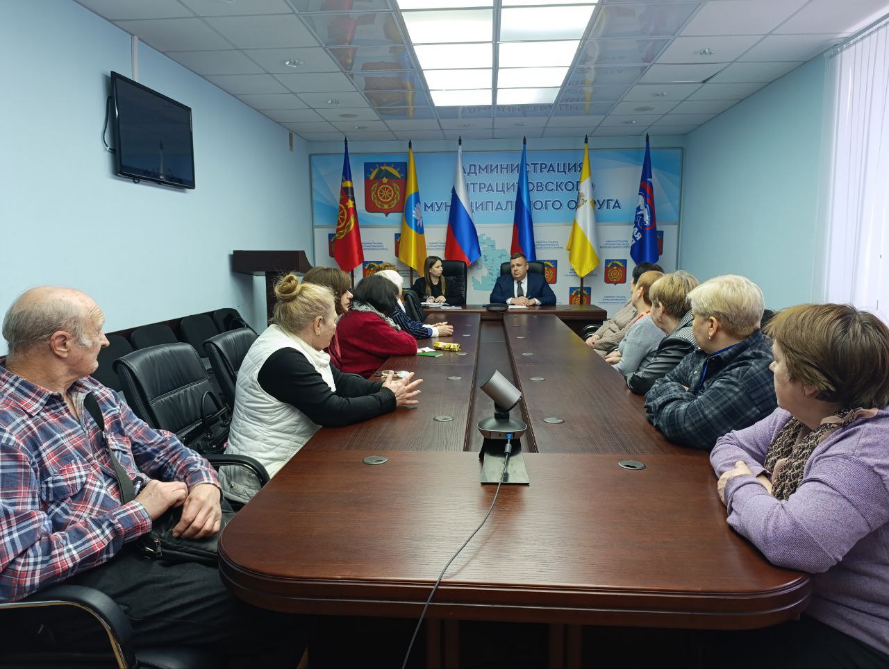 В Администрации Антрацитовского МО состоялась встреча депутата Народного Совета ЛНР Алексея Артеменко с ветеранским активом округа В Администрации Антрацитовского МО состоялась встреча депутата Народного Совета ЛНР Алексея Артеменко с ветеранским активом округа