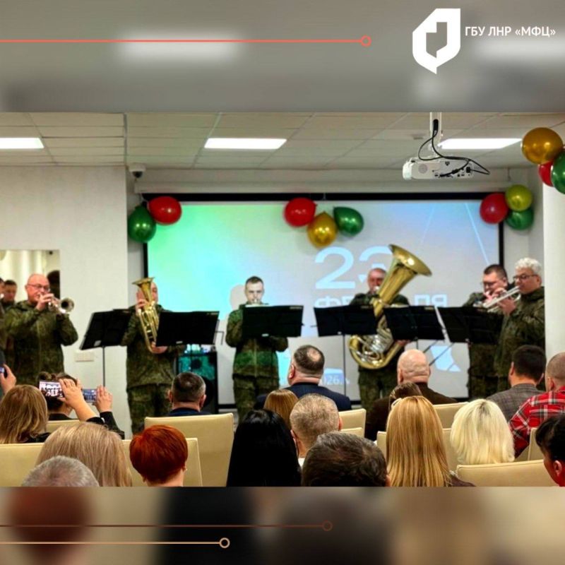 В МФЦ ЛНР поздравили мужчин с Днём защитника Отечества В МФЦ ЛНР поздравили мужчин с Днём защитника Отечества