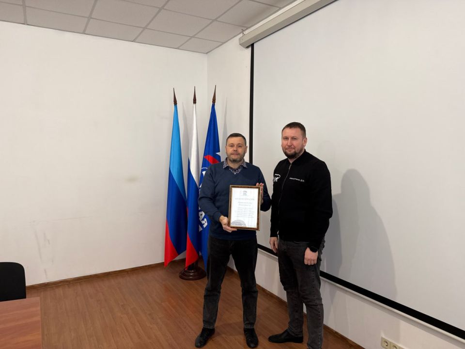 Денис Мирошниченко вручил благодарности представителям патриотических НКО Денис Мирошниченко вручил благодарности представителям патриотических НКО