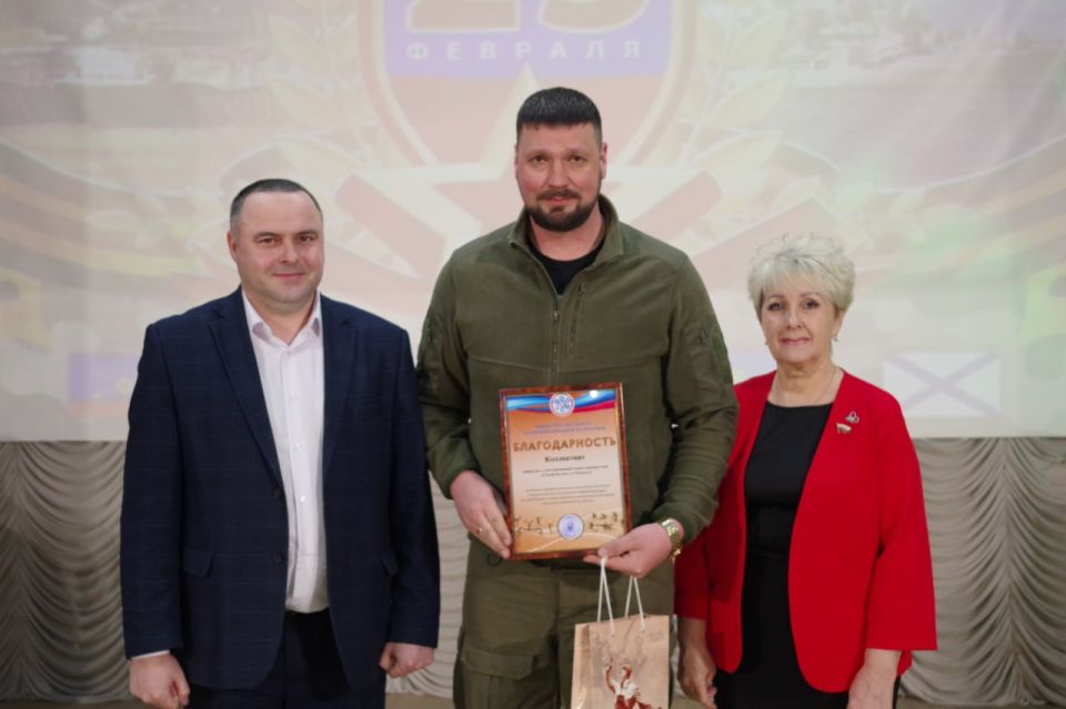 В Славяносербске отметили День защитника Отечества торжественным собранием и праздничным концертом В Славяносербске отметили День защитника Отечества торжественным собранием и праздничным концертом
