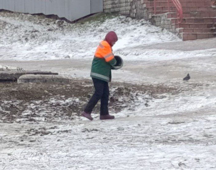 Дорожники Алчевска устраняют последствия гололеда Дорожники Алчевска устраняют последствия гололеда