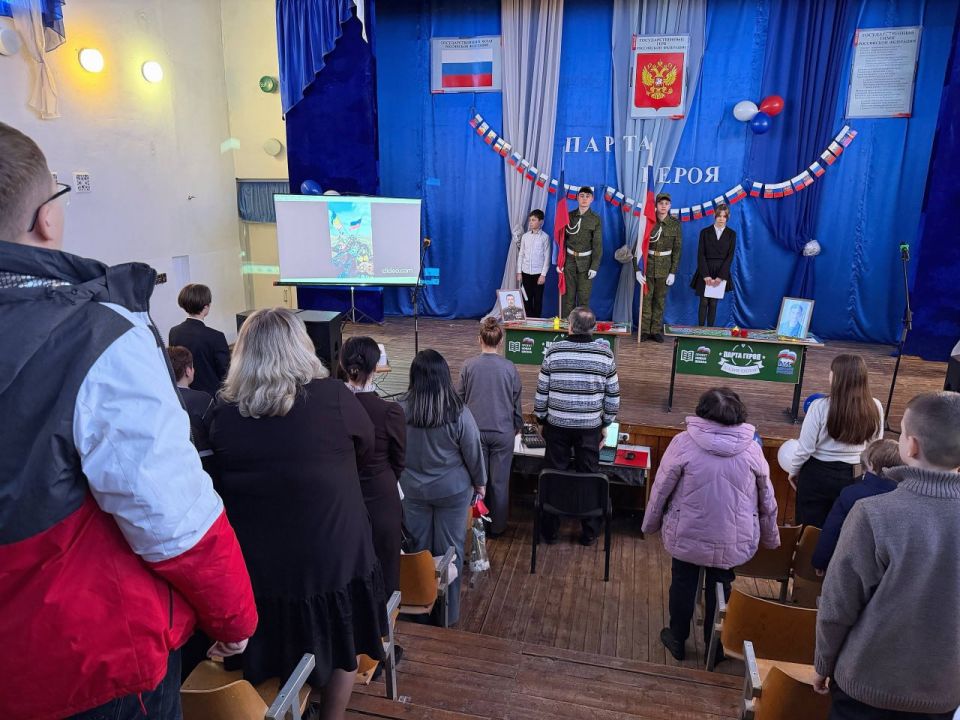 В преддверии Дня защитника Отечества, в стенах Первомайской специализированной средней школы №6 имени Евгения Ищенко, состоялось трогательное и значимое событие – открытие сразу двух «Парт Героя» В преддверии Дня защитника Отечества, в стенах Первомайской специализированной средней школы №6 имени Евгения Ищенко, состоялось трогательное и значимое событие – открытие сразу двух «Парт Героя»