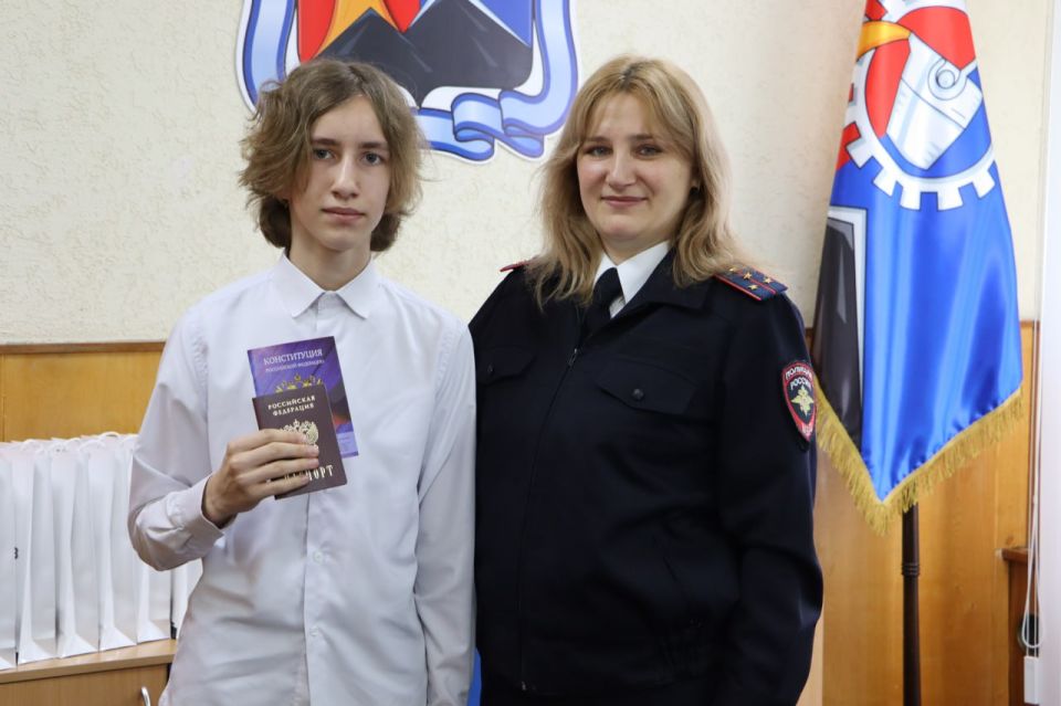 Наталия Жулинская: В рамках всероссийского проекта «Мы — граждане России!» вручили паспорта юным стахановчанам Наталия Жулинская: В рамках всероссийского проекта «Мы — граждане России!» вручили паспорта юным стахановчанам