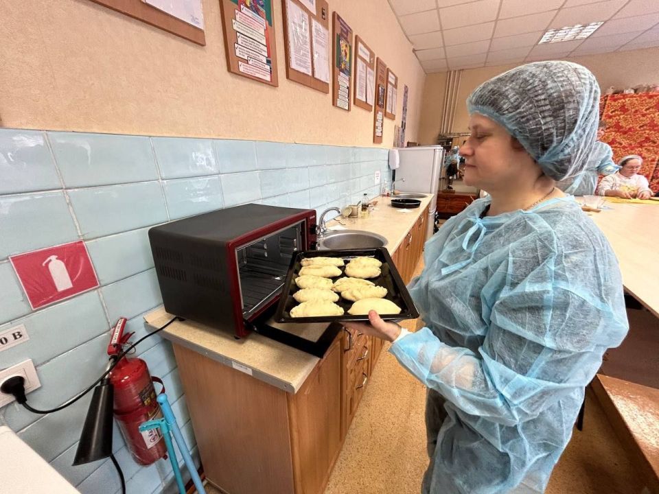 Вкус дома - вкус Победы: активистки Единой России и обучающиеся Краснолучской школы 10 им.А.С.Пушкина изготовили и передали подарки для военнослужащих Вкус дома - вкус Победы: активистки Единой России и обучающиеся Краснолучской школы 10 им.А.С.Пушкина изготовили и передали подарки для военнослужащих