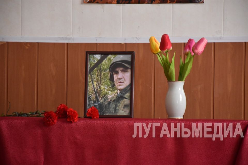 В Стаханове открыли Парту Героя В Стаханове открыли Парту Героя