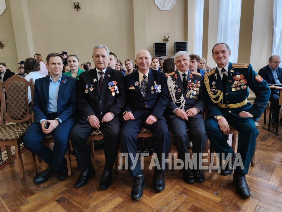 В Стаханове продолжаются мероприятия, приуроченные ко Дню защитника Отечества В Стаханове продолжаются мероприятия, приуроченные ко Дню защитника Отечества