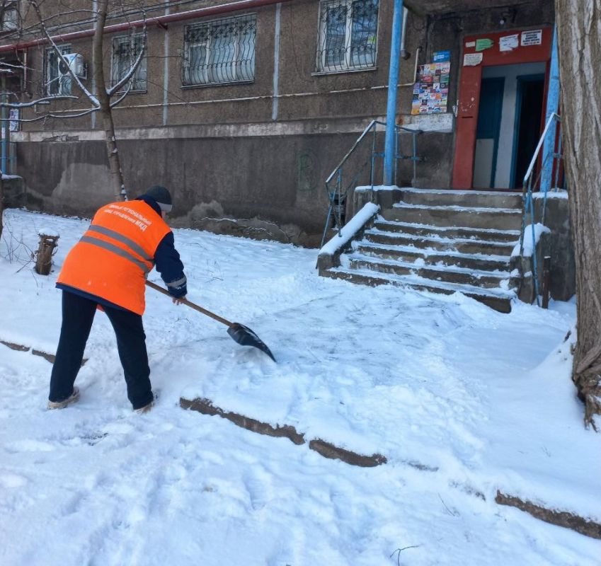 Коммунальные службы ведут работы по уборке снега Коммунальные службы ведут работы по уборке снега