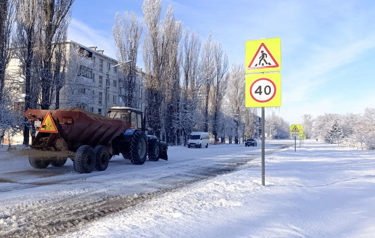 МУП «ДЭП города Рубежное» продолжает обеспечивать зимнюю безопасность на улицах города МУП «ДЭП города Рубежное» продолжает обеспечивать зимнюю безопасность на улицах города