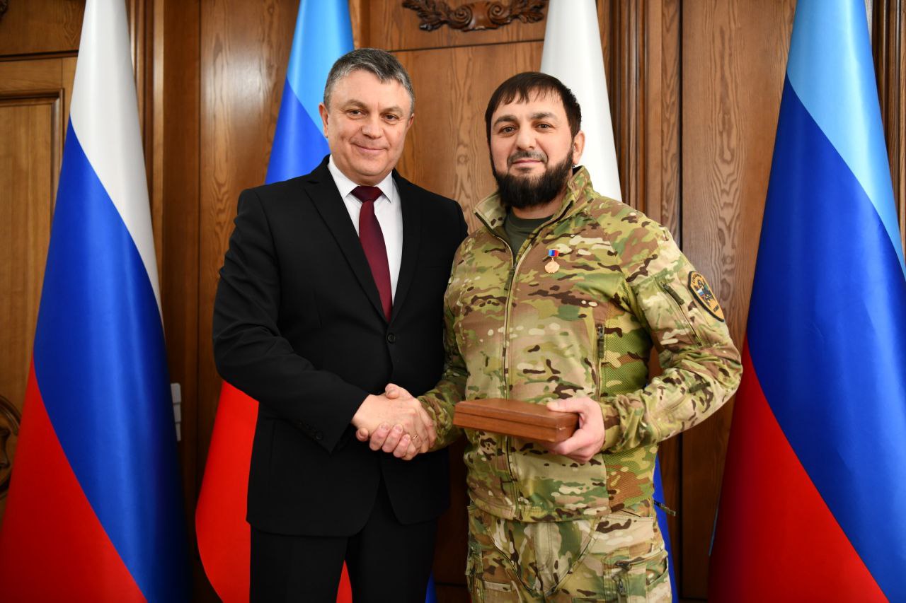 Апти Алаудинов: Глава Луганской Народной Республики, дорогой Брат Леонид Пасечник, наградил высшим званием "Герой Луганской Народной Республики" бойцов спецназа "АХМАТ" МО РФ — участников специальной военной операции — за... Апти Алаудинов: Глава Луганской Народной Республики, дорогой Брат Леонид Пасечник, наградил высшим званием "Герой Луганской Народной Республики" бойцов спецназа "АХМАТ" МО РФ — участников специальной военной операции — за...