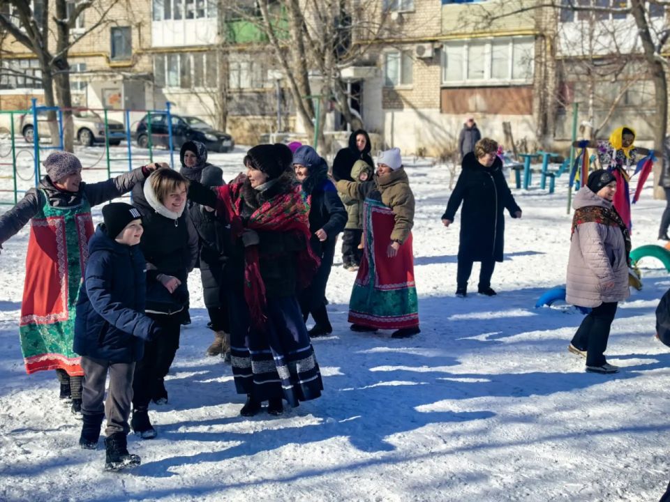 Сегодня в Краснодоне, в территориальном общественном самоуправлении «Уютный дворик», прошли «Проводы Масленицы» ярко, зажигательно и по-настоящему душевно Сегодня в Краснодоне, в территориальном общественном самоуправлении «Уютный дворик», прошли «Проводы Масленицы» ярко, зажигательно и по-настоящему душевно