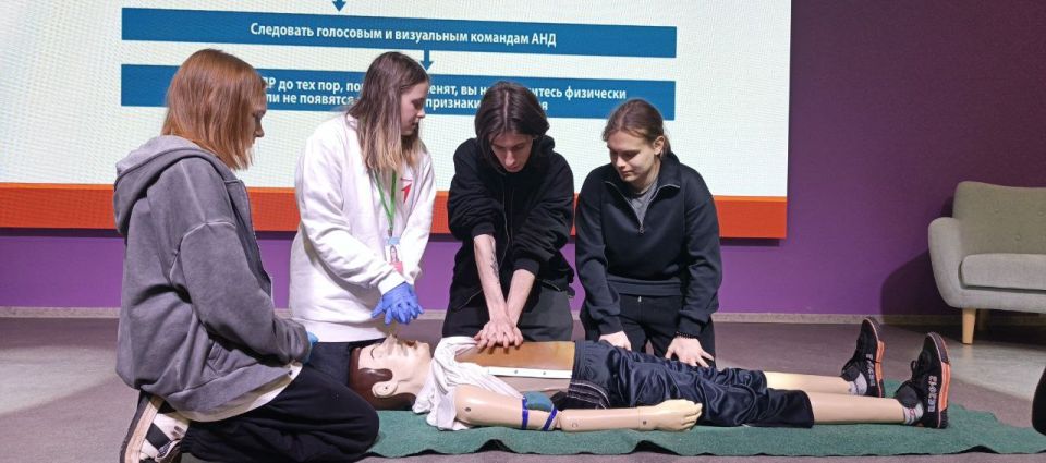 В нашем молодёжном центре состоялось яркое и полезное событие — - диалог, посвящённый профессии фельдшера! Мероприятие было приурочено ко Дню фельдшера и собрало десятки заинтересованных ребят, которые хотят больше узнать о... В нашем молодёжном центре состоялось яркое и полезное событие — - диалог, посвящённый профессии фельдшера! Мероприятие было приурочено ко Дню фельдшера и собрало десятки заинтересованных ребят, которые хотят больше узнать о...
