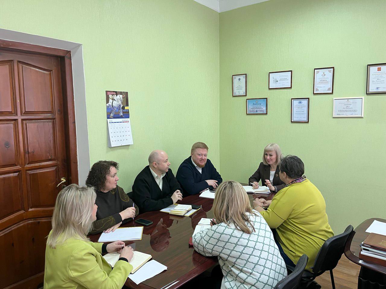 Инна Швенк: Провела совещание, в ходе которого обсудили три ключевых вопроса: