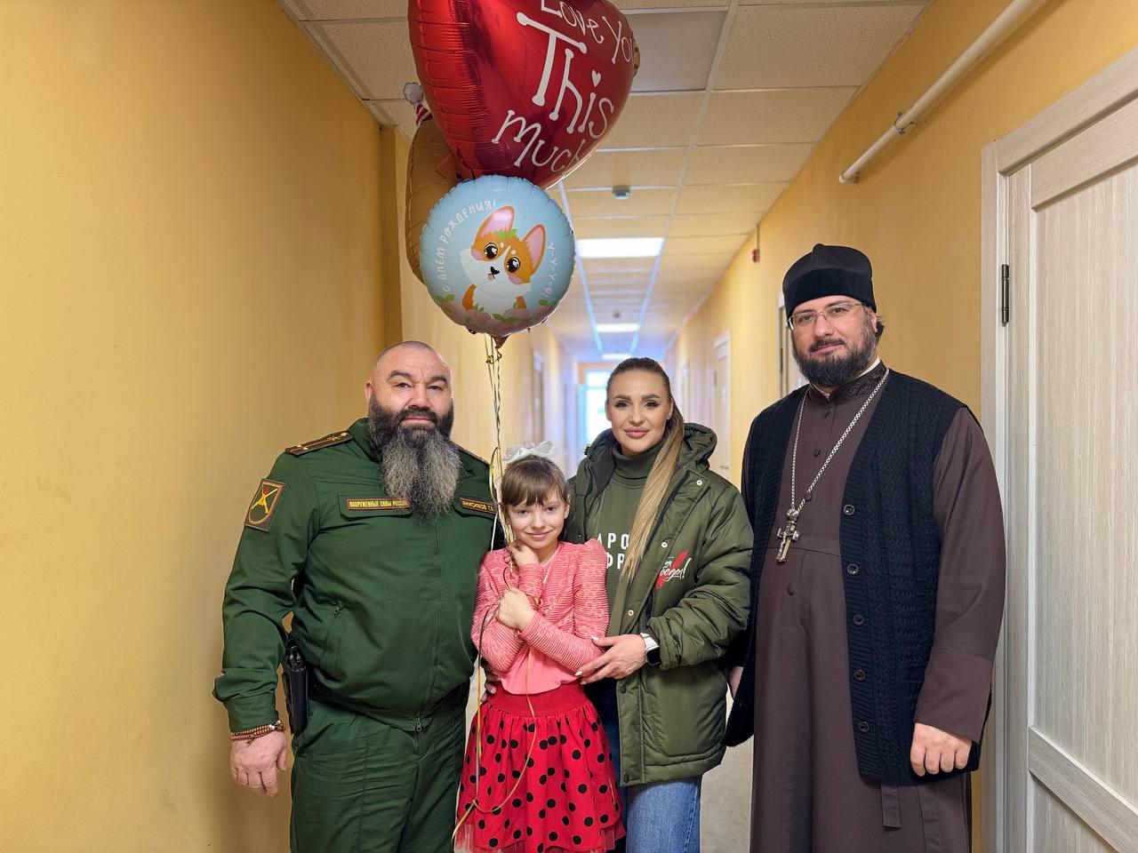 Народный фронт поздравил с днём рождения девочку из Северска, проживающую в ПВР в Ровеньках