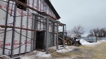 В строящемся патологоанатомическом отделении Краснодонской ЦГМБ сегодня идут работы по устройству входных групп, утеплению фасада