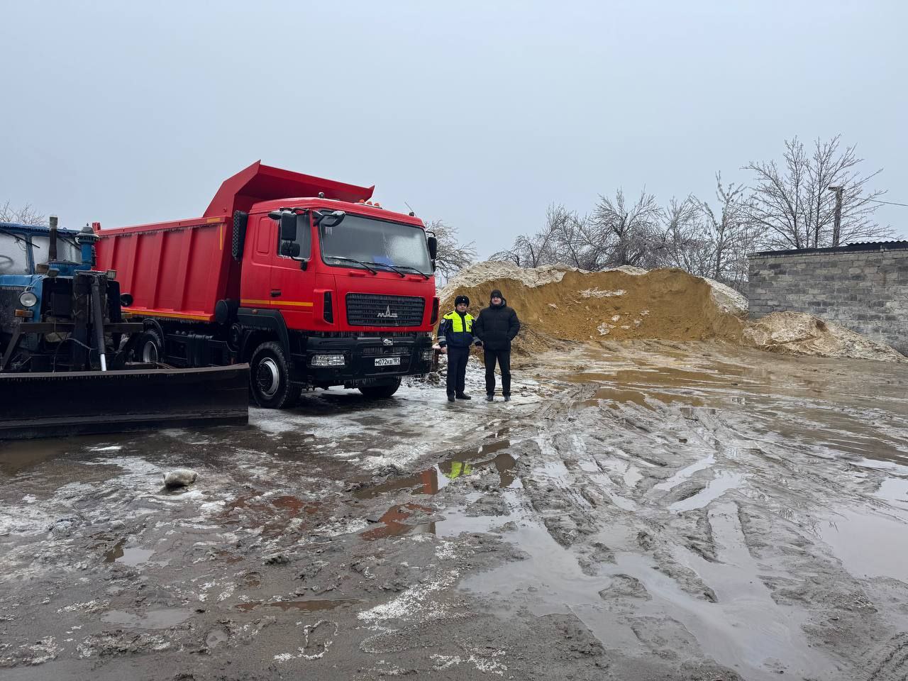 В связи с ухудшением погодных условий Врио начальника ОГИБДД ОМВД России «Свердловский» лейтенант полиции Руслан Калоев посетил МУП «Благоустройство» Свердловского муниципального округа и филиал «Свердловский автодор» ГУП... В связи с ухудшением погодных условий Врио начальника ОГИБДД ОМВД России «Свердловский» лейтенант полиции Руслан Калоев посетил МУП «Благоустройство» Свердловского муниципального округа и филиал «Свердловский автодор» ГУП...