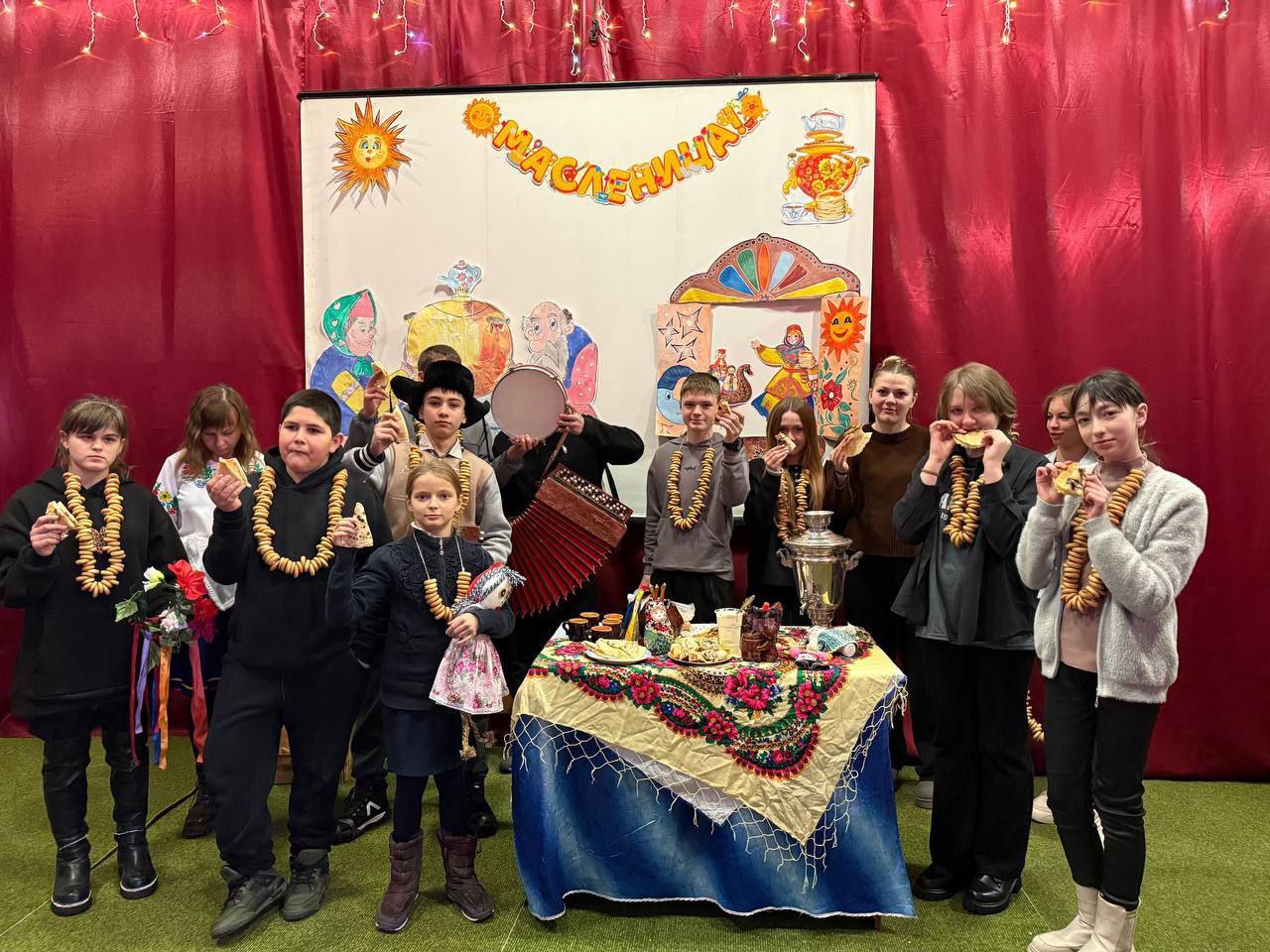 Масленица – это одно из самых весёлых народных гуляний, уходящее своими корнями в глубину веков, завершающее зимнюю череду праздников и предвещающее начало весны! Масленица – это одно из самых весёлых народных гуляний, уходящее своими корнями в глубину веков, завершающее зимнюю череду праздников и предвещающее начало весны!