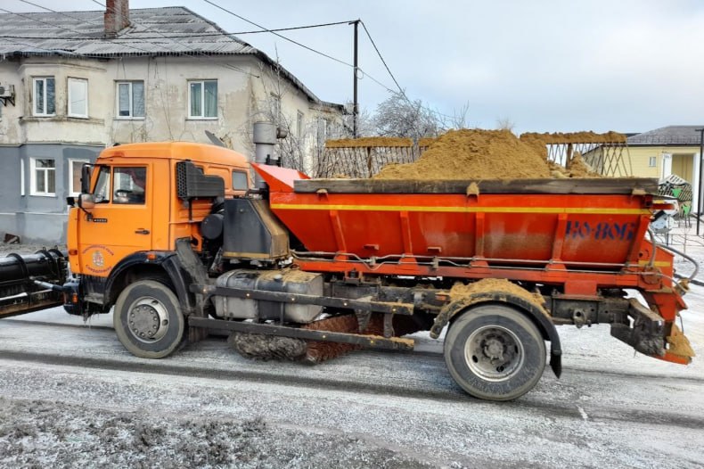 В Червонопартизанске в усиленном режиме борются с гололёдом В Червонопартизанске в усиленном режиме борются с гололёдом