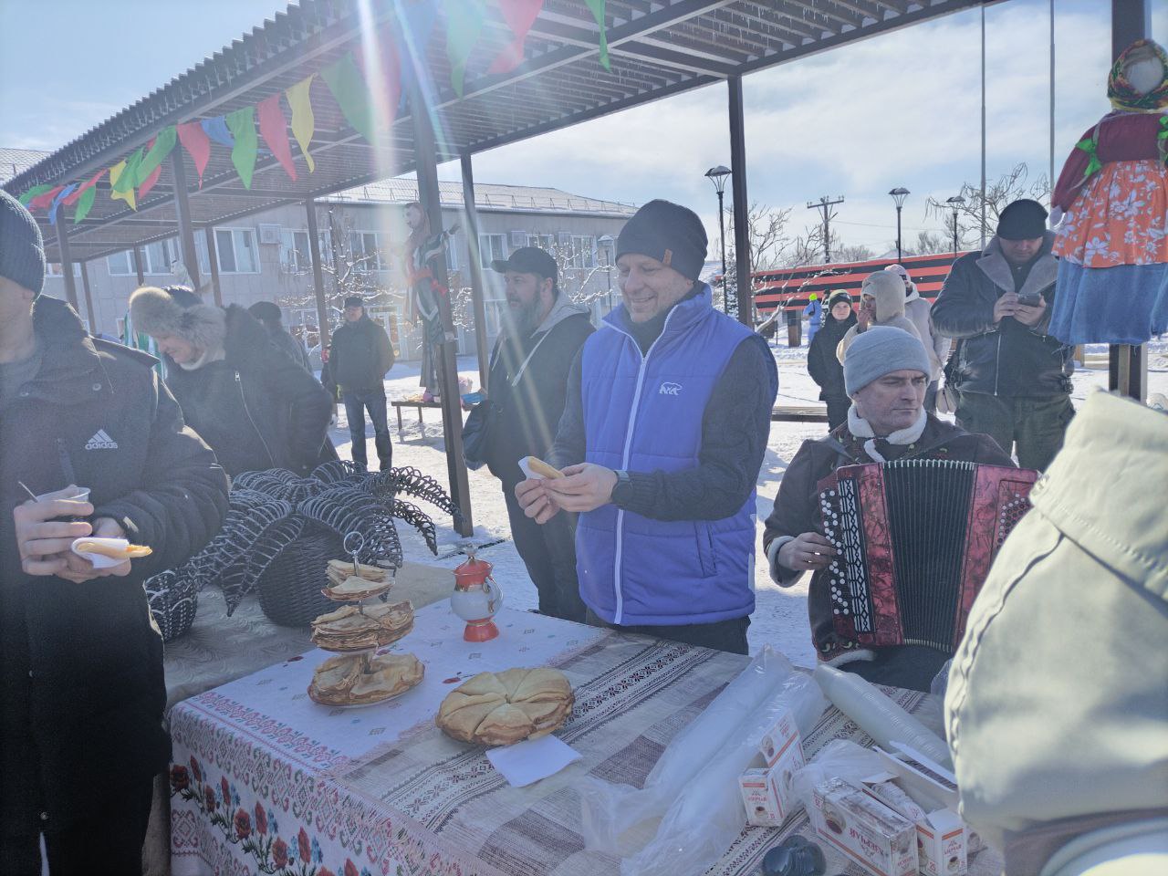 Единороссы подарили жителям Станицы Луганской замечательное настроение на праздник Масленицы Единороссы подарили жителям Станицы Луганской замечательное настроение на праздник Масленицы