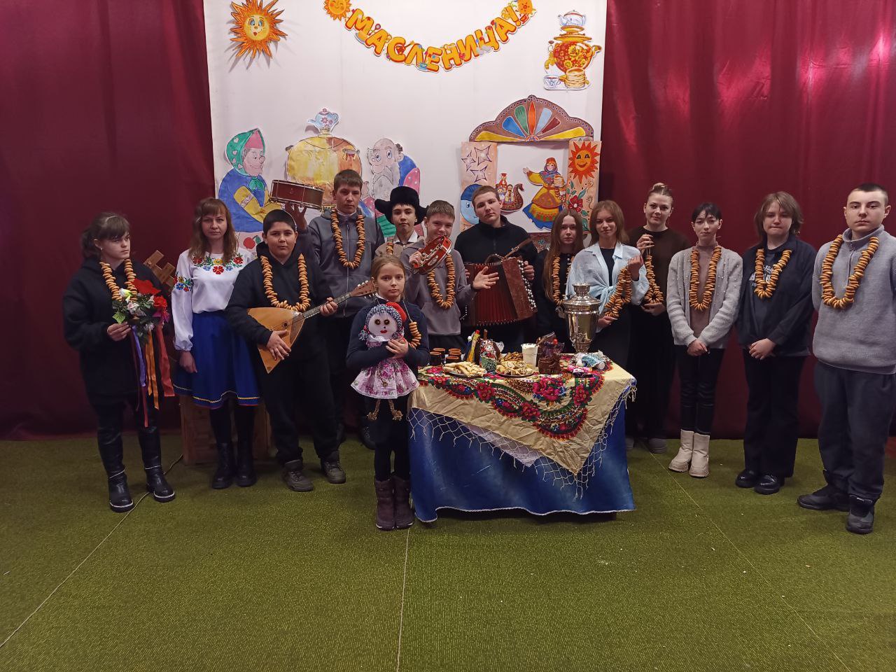 Масленица – это одно из самых весёлых народных гуляний, уходящее своими корнями в глубину веков, завершающее зимнюю череду праздников и предвещающее начало весны! Масленица – это одно из самых весёлых народных гуляний, уходящее своими корнями в глубину веков, завершающее зимнюю череду праздников и предвещающее начало весны!