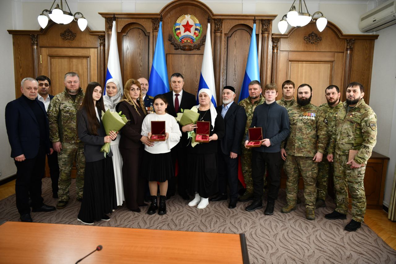 Апти Алаудинов: Глава Луганской Народной Республики, дорогой Брат Леонид Пасечник, наградил высшим званием "Герой Луганской Народной Республики" бойцов спецназа "АХМАТ" МО РФ — участников специальной военной операции — за... Апти Алаудинов: Глава Луганской Народной Республики, дорогой Брат Леонид Пасечник, наградил высшим званием "Герой Луганской Народной Республики" бойцов спецназа "АХМАТ" МО РФ — участников специальной военной операции — за...