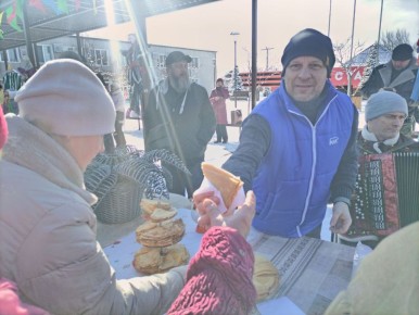 Единороссы подарили жителям Станицы Луганской замечательное настроение на праздник Масленицы
