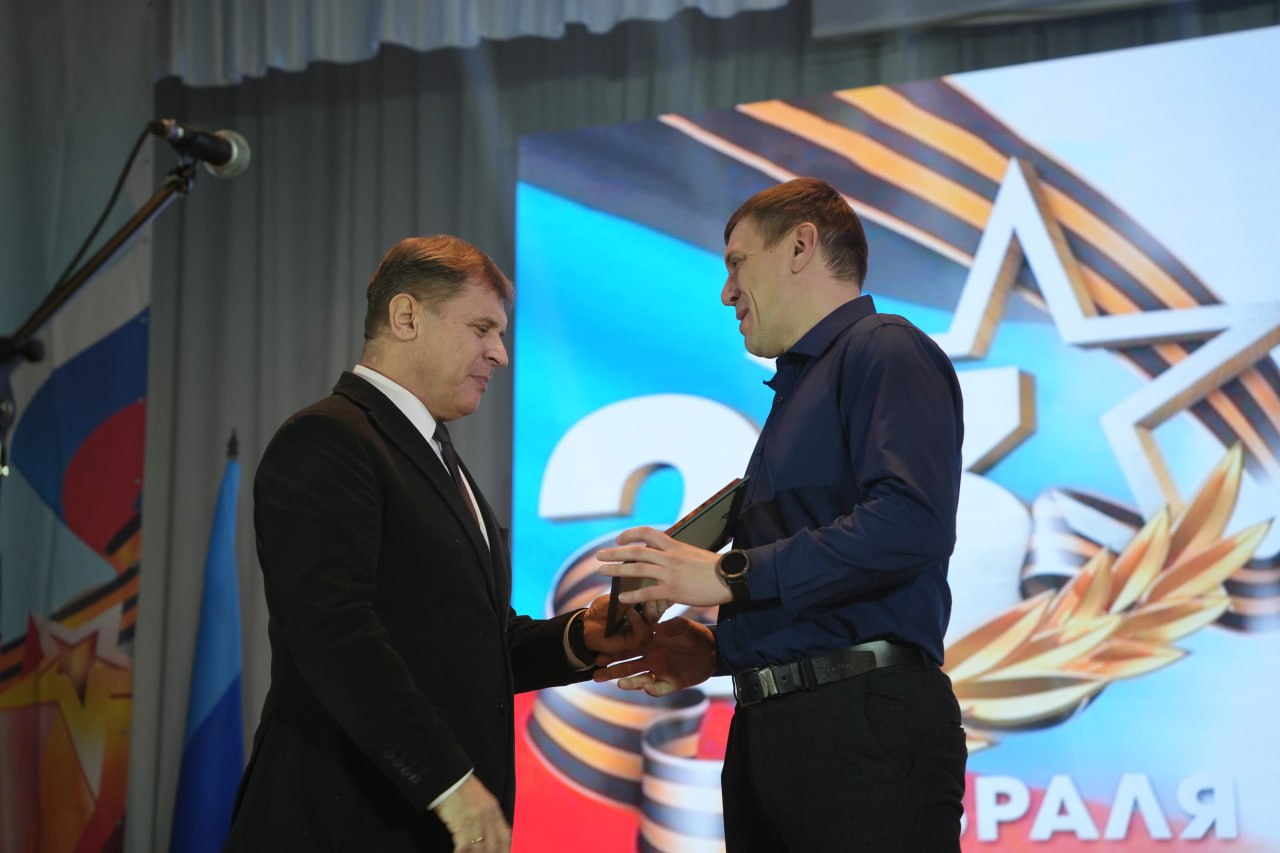 Председатель Совета городского округа город Алчевск Роман Лысенко и депутаты приняли участие в торжественном общегородском собрании, посвященном Дню защитника Отечества Председатель Совета городского округа город Алчевск Роман Лысенко и депутаты приняли участие в торжественном общегородском собрании, посвященном Дню защитника Отечества