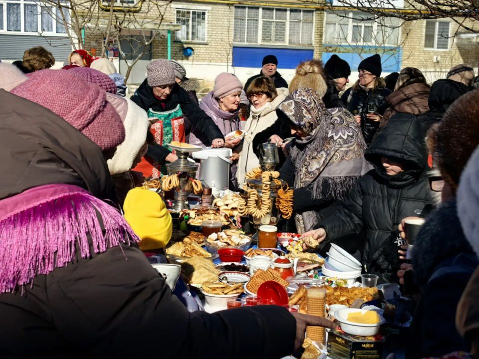 Сегодня в Краснодоне, в территориальном общественном самоуправлении «Уютный дворик», прошли «Проводы Масленицы» ярко, зажигательно и по-настоящему душевно Сегодня в Краснодоне, в территориальном общественном самоуправлении «Уютный дворик», прошли «Проводы Масленицы» ярко, зажигательно и по-настоящему душевно