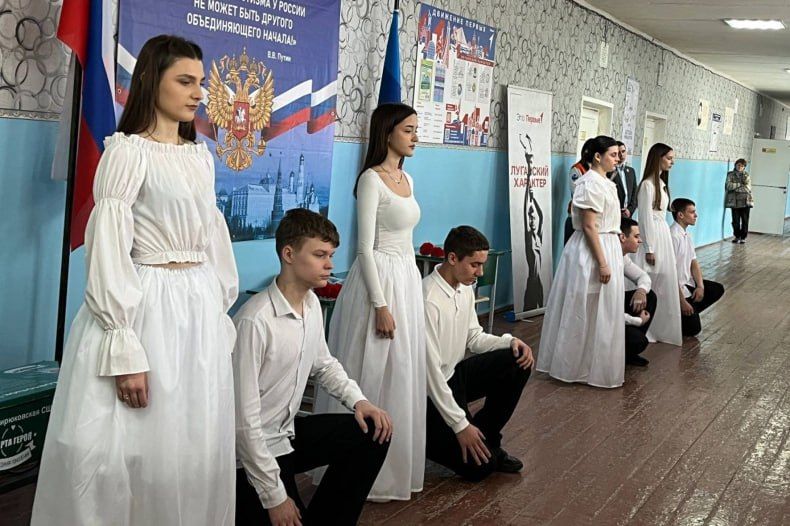 Бирюковская средняя школа им. Героя Социалистического Труда Петра Гончарова стала площадкой для важного события — открытия 3х «Парт Героев», посвящённых выпускникам школы, ставшие героями боевых действий СВО и Афганистана:... Бирюковская средняя школа им. Героя Социалистического Труда Петра Гончарова стала площадкой для важного события — открытия 3х «Парт Героев», посвящённых выпускникам школы, ставшие героями боевых действий СВО и Афганистана:...