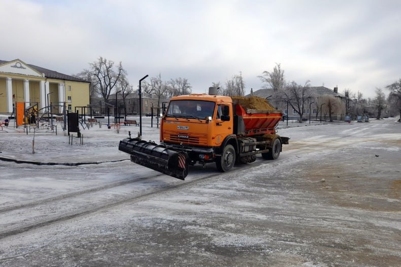 В Червонопартизанске в усиленном режиме борются с гололёдом В Червонопартизанске в усиленном режиме борются с гололёдом