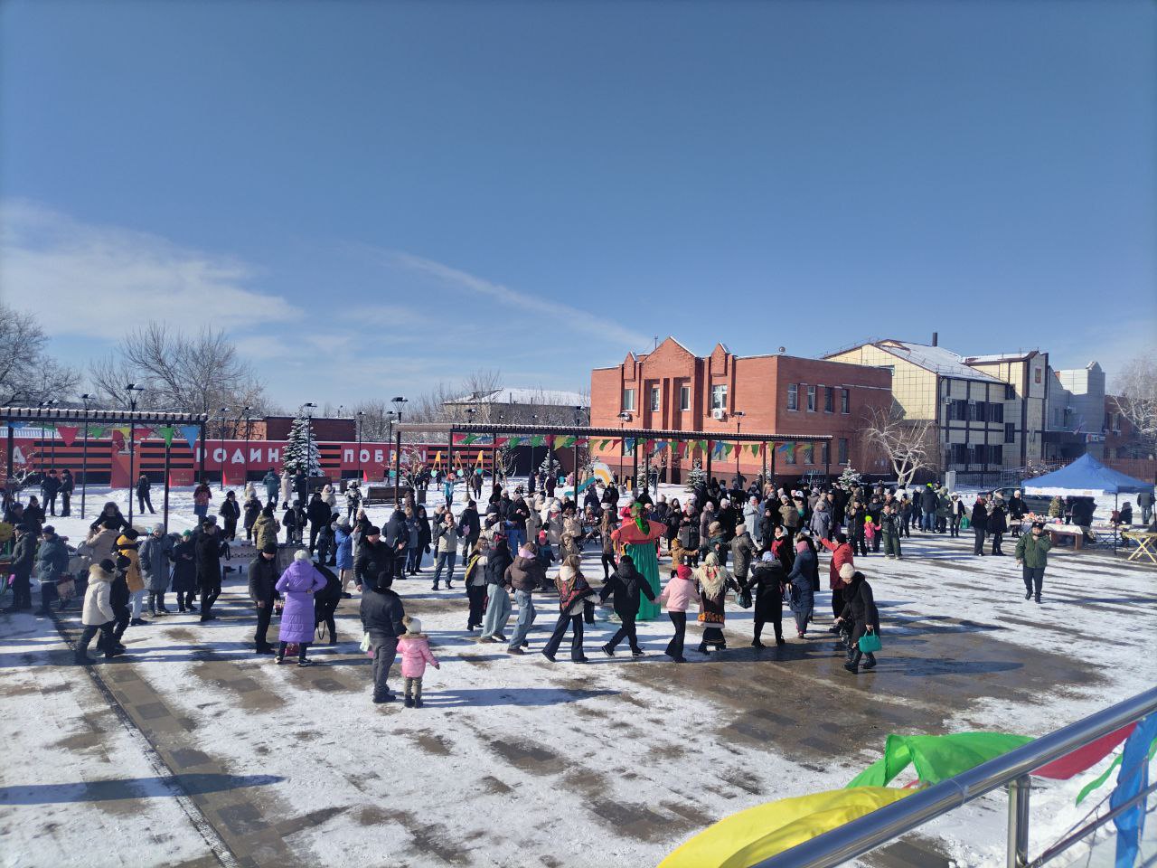 Единороссы подарили жителям Станицы Луганской замечательное настроение на праздник Масленицы Единороссы подарили жителям Станицы Луганской замечательное настроение на праздник Масленицы