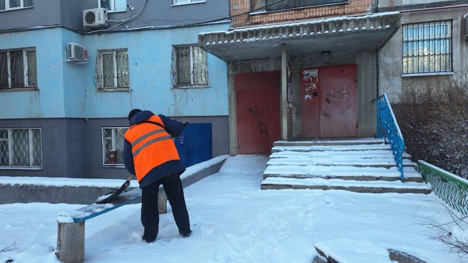 Коммунальные службы ведут работы по уборке снега Коммунальные службы ведут работы по уборке снега