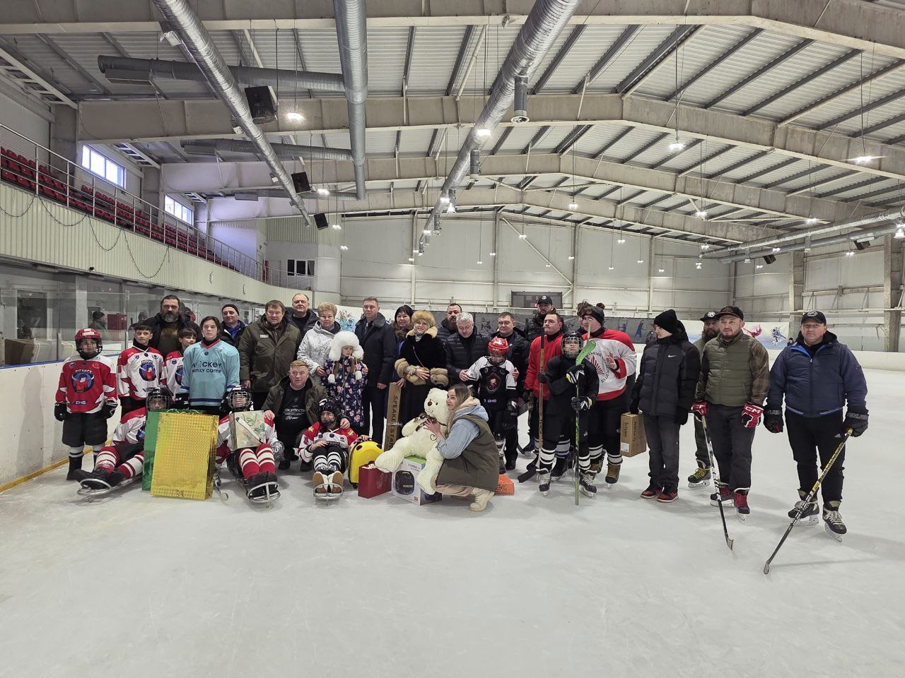 Ольга Бас: В канун Дня защитника Отечества совместно с представителями депутатского корпуса Народного Совета ЛНР от фракции «Единая Россия» посетила спортивный комплекс «Ледовая арена» Ольга Бас: В канун Дня защитника Отечества совместно с представителями депутатского корпуса Народного Совета ЛНР от фракции «Единая Россия» посетила спортивный комплекс «Ледовая арена»