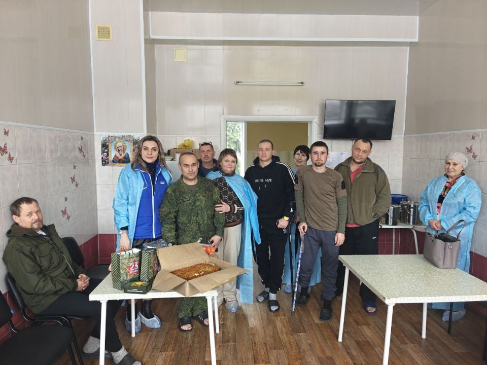 Жители ЛНР передали гумпомощь и угощения военнослужащим ко Дню защитника Отечества Жители ЛНР передали гумпомощь и угощения военнослужащим ко Дню защитника Отечества