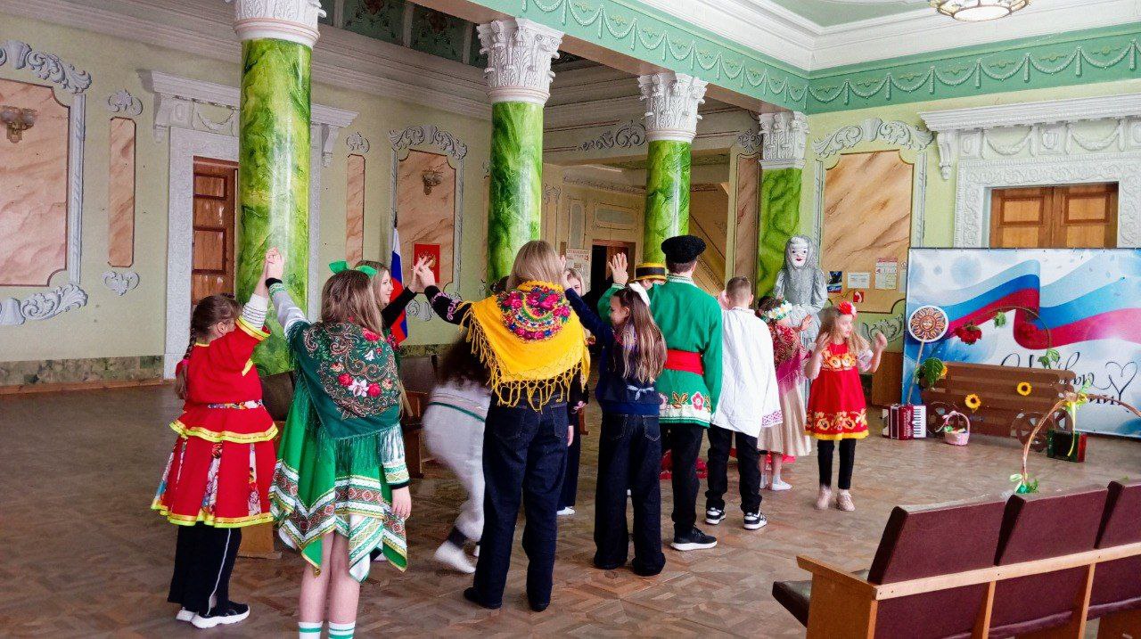 В последний день Масленичной недели, когда провожают зиму и прогоняют холода, в Доме культуры им. Горького пгт Ясеновский развернулось яркое действо — театрализованная игровая программа «Гуляй, Масленица!» В последний день Масленичной недели, когда провожают зиму и прогоняют холода, в Доме культуры им. Горького пгт Ясеновский развернулось яркое действо — театрализованная игровая программа «Гуляй, Масленица!»