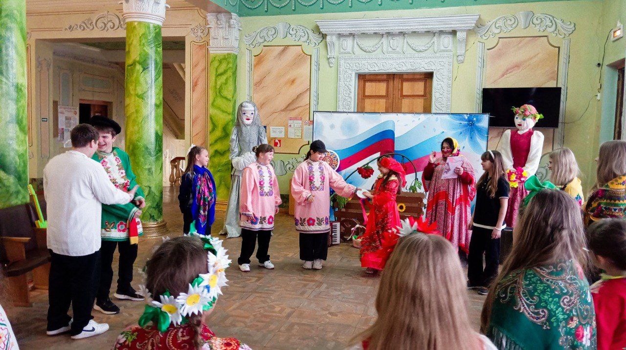 В последний день Масленичной недели, когда провожают зиму и прогоняют холода, в Доме культуры им. Горького пгт Ясеновский развернулось яркое действо — театрализованная игровая программа «Гуляй, Масленица!» В последний день Масленичной недели, когда провожают зиму и прогоняют холода, в Доме культуры им. Горького пгт Ясеновский развернулось яркое действо — театрализованная игровая программа «Гуляй, Масленица!»