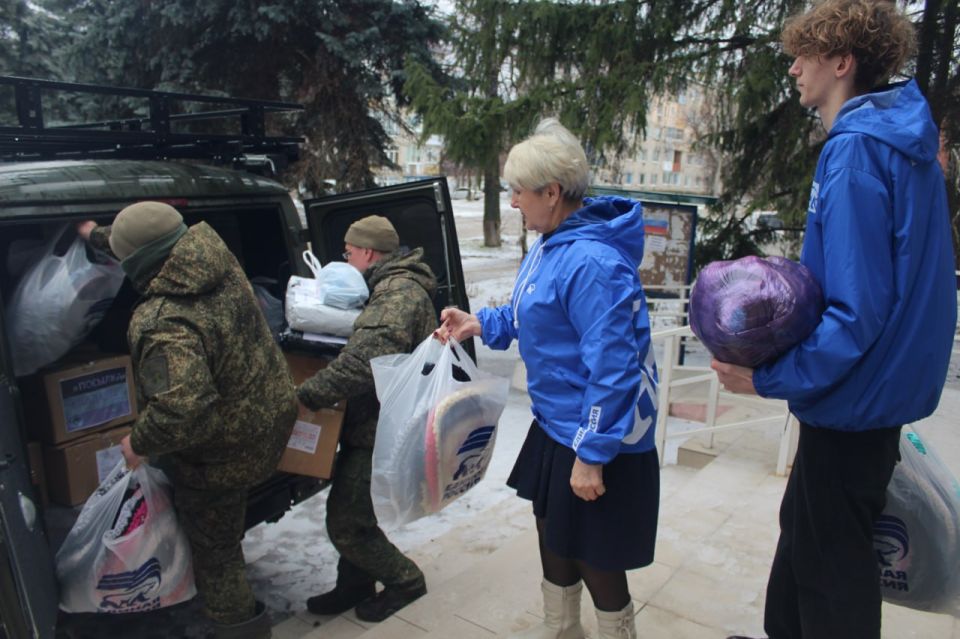 Жители ЛНР передали гумпомощь и угощения военнослужащим ко Дню защитника Отечества Жители ЛНР передали гумпомощь и угощения военнослужащим ко Дню защитника Отечества