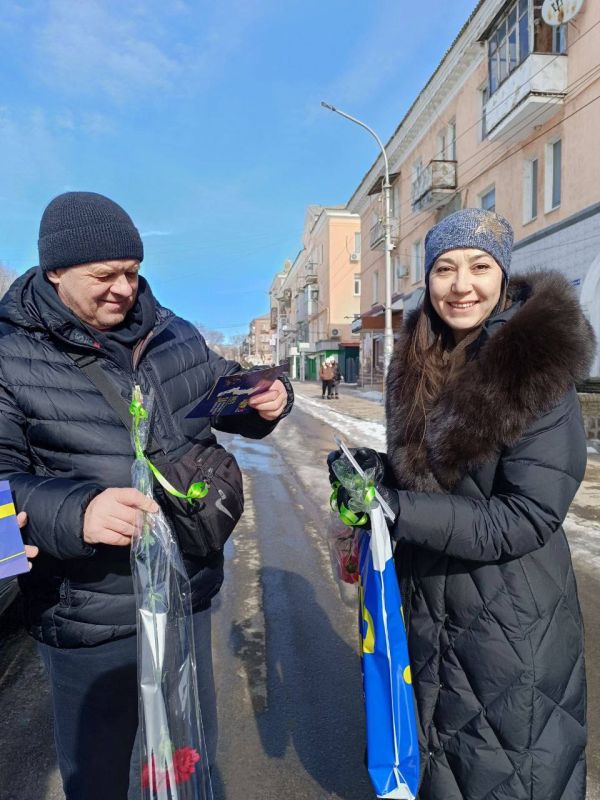 В КРАСНОМ ЛУЧЕ ПОЗДРАВИЛИ ЗАЩИТНИКОВ ОТЕЧЕСТВА В КРАСНОМ ЛУЧЕ ПОЗДРАВИЛИ ЗАЩИТНИКОВ ОТЕЧЕСТВА