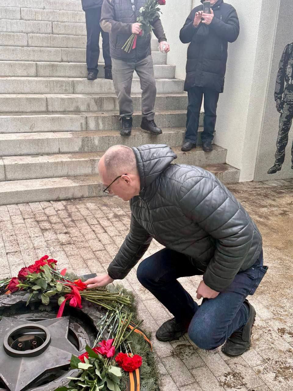 11 Экс-министр внутренних дел России и замминистра регионального МВД возложили цветы на Миус-фронте 11 Экс-министр внутренних дел России и замминистра регионального МВД возложили цветы на Миус-фронте
