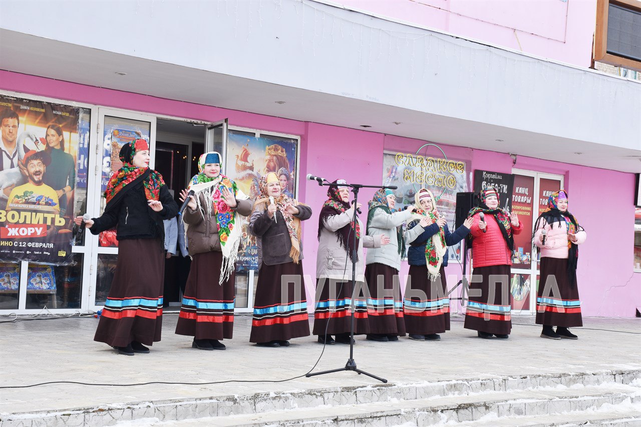 Краснолучане зиму провожают веселыми играми, песнями и блинами Краснолучане зиму провожают веселыми играми, песнями и блинами