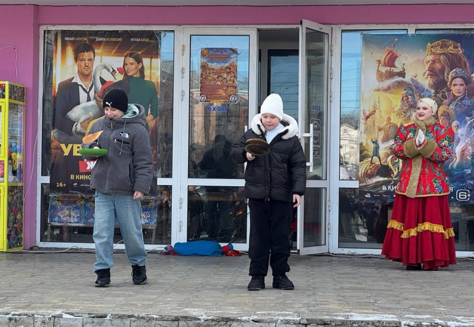 Ярко, шумно и по-весеннему тепло встретили Масленицу в Красном Луче Ярко, шумно и по-весеннему тепло встретили Масленицу в Красном Луче