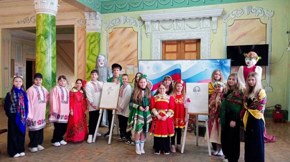 В последний день Масленичной недели, когда провожают зиму и прогоняют холода, в Доме культуры им. Горького пгт Ясеновский развернулось яркое действо — театрализованная игровая программа «Гуляй, Масленица!» В последний день Масленичной недели, когда провожают зиму и прогоняют холода, в Доме культуры им. Горького пгт Ясеновский развернулось яркое действо — театрализованная игровая программа «Гуляй, Масленица!»