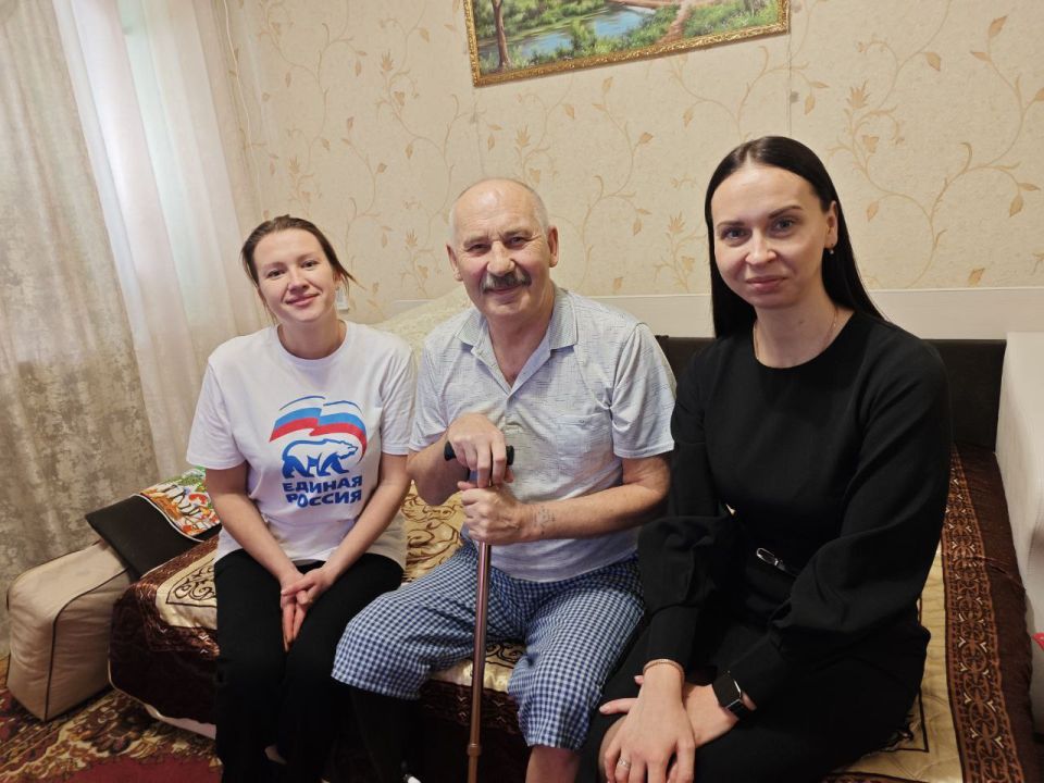 Алёна Лумеровская: В преддверии Дня защитника Отечества мы с активистами Лутугинского отделения партии «Единая Россия» навестили ветерана специальной военной операции, Юрия Александровича Смыкалова Алёна Лумеровская: В преддверии Дня защитника Отечества мы с активистами Лутугинского отделения партии «Единая Россия» навестили ветерана специальной военной операции, Юрия Александровича Смыкалова